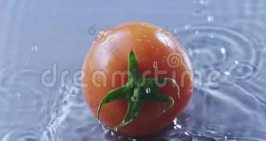令人兴奋的番茄<strong>掉进水里</strong>。 慢动作2k视频推240fps